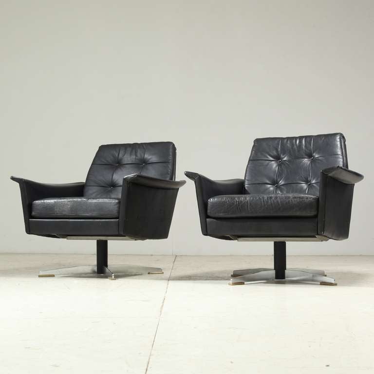 Mid-20th Century Pair Swiveling Black Leather Club Chairs For Sale