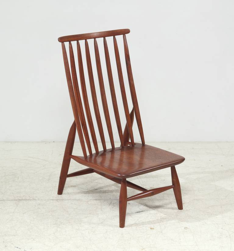 A handcrafted and sculptural wooden chair with a high back, in the manner of George Nakashima.
The frame is constructed from thin and elegant turned wooden elements.