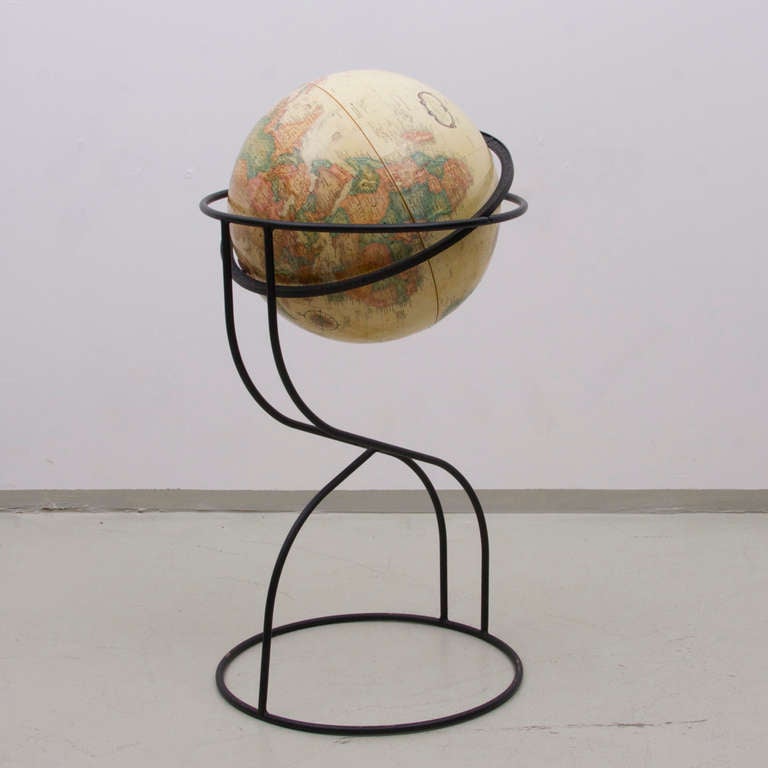 Unique American globe from the 50s, suspended in a lacquered black metal structure!