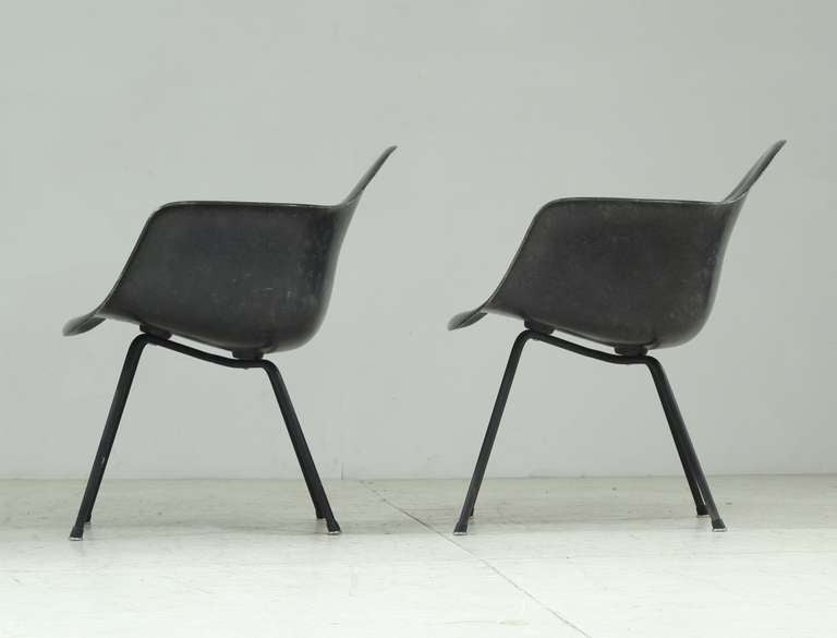 Pair black Herman Miller armshells on original x bases In Excellent Condition In Maastricht, NL