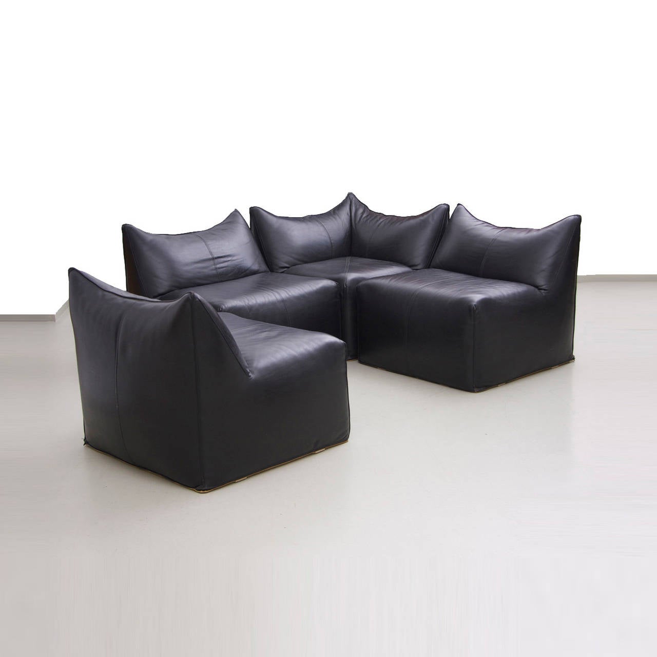 Mario Bellini sofa Le Bambole for B&B Italia in black leather in excellent condition.