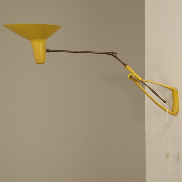 Yellow kite lamp with an extendable stem and the shade can be used both downwards as well as a uplight.
It is in an excellent condtion.