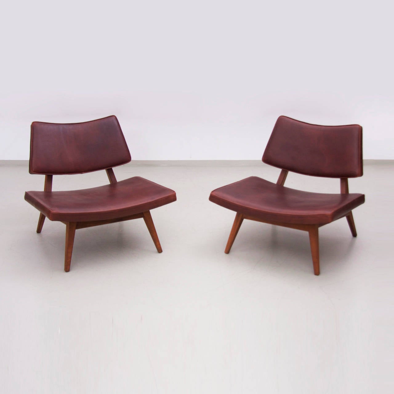 Extremely rare and hard to find slipper lounge chairs designed by Jens Risom for Jens Risom Inc. 
Newly upholstered in a vintage look waxed leather that gets a patina very easy.