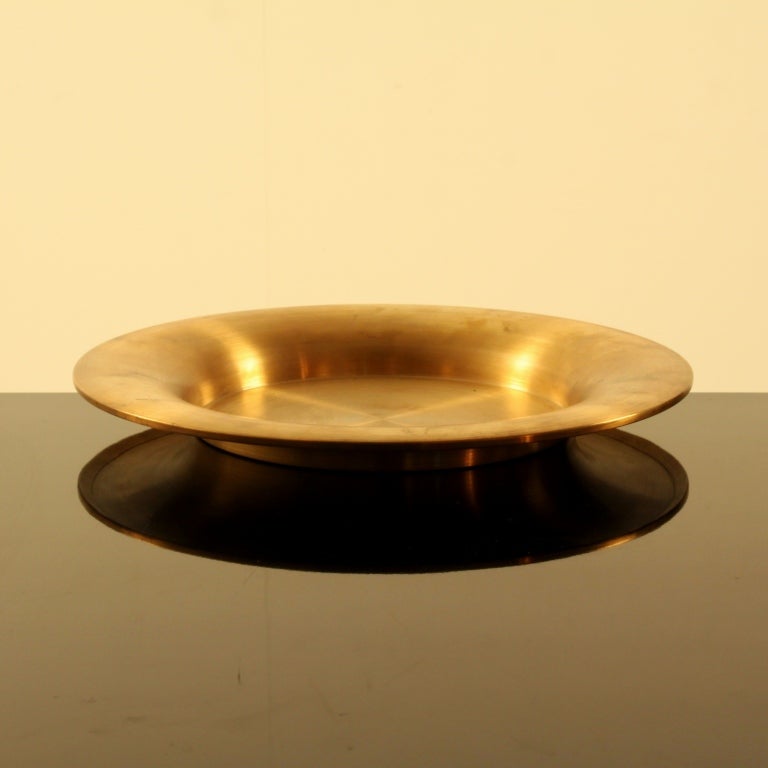 Made to order brass plate by Tapio Wirkkala for Kultakeskus Oy, Finland. With makers mark and in perfect condition. We have several brass and bronze Wirkkala plates and bowls in collection. Please also see our other listings.

We can ship this