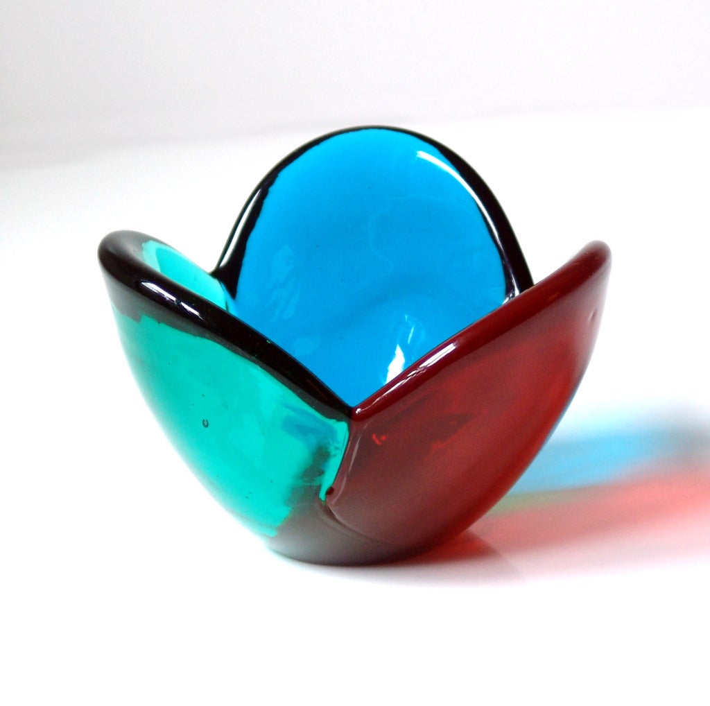 _______
Tri-lobed petal form bowl made of three disks of different colors, designed by Wayne Husted in 1958, made for 1 year only.
Design #5831 in Turquoise, Sea Green & Tangerine, pictured in the 1958 catalog on page twenty one