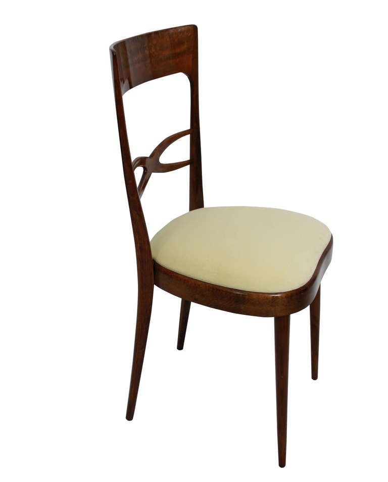 A set of six stylish Italian dining chairs in cherry wood. With newly upholstered seats in ivory velvet.