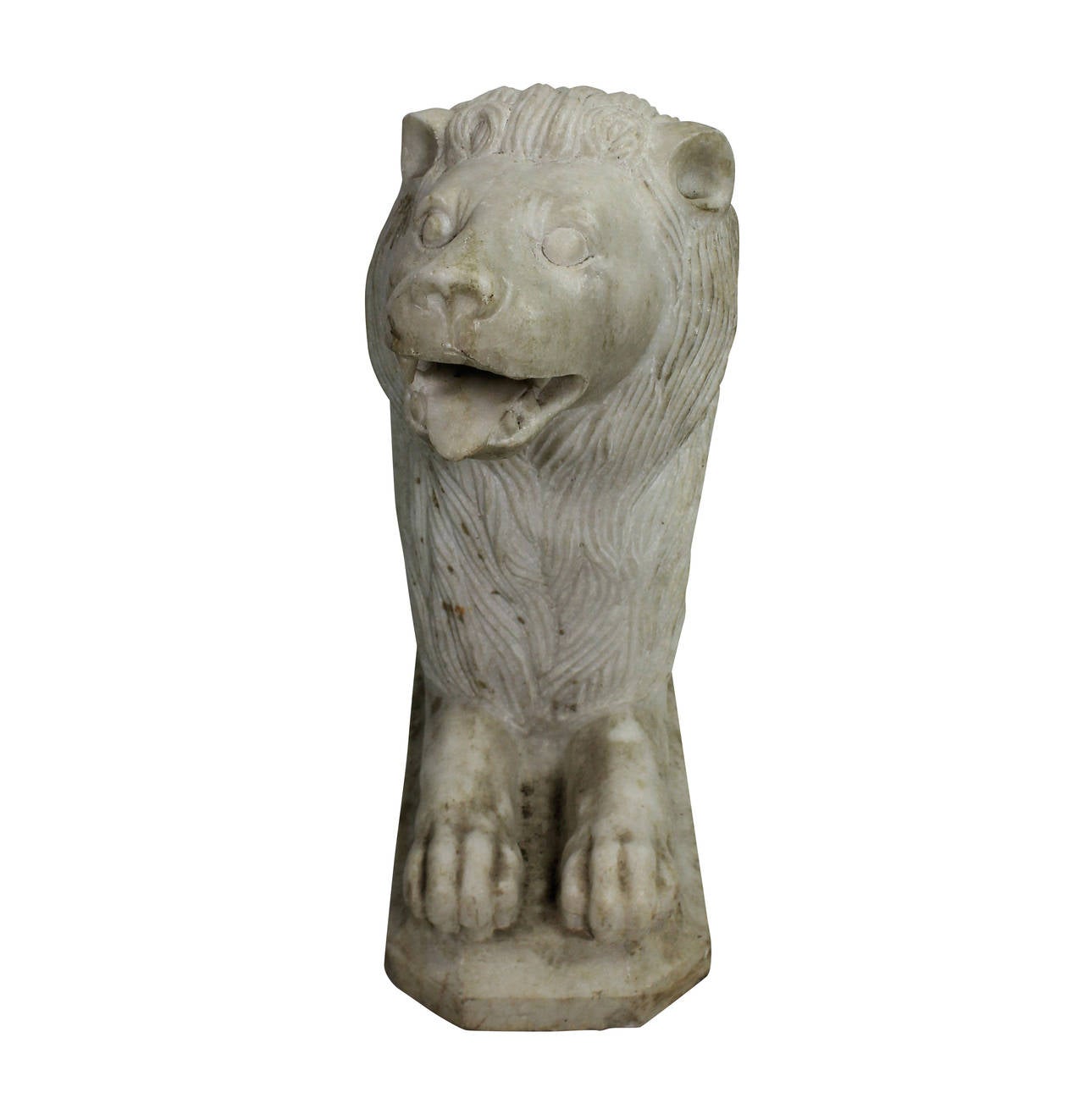 Un lion couché en marbre sculpté indien