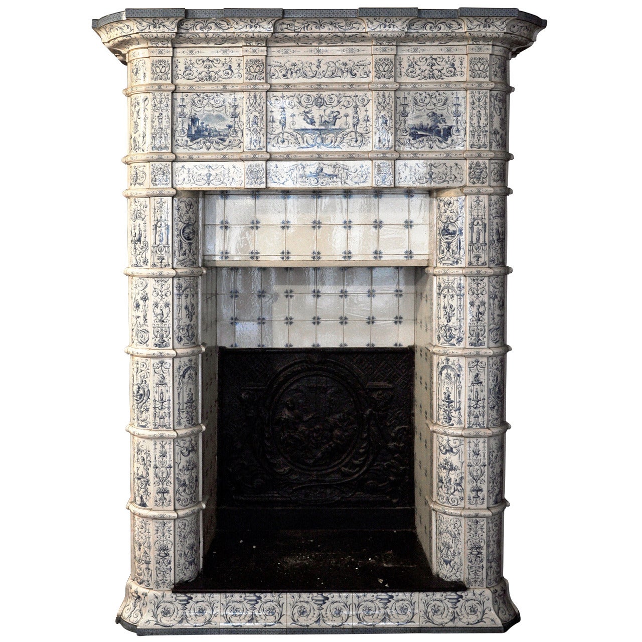 Camino antico in ceramica con decorazioni blu su sfondo bianco, XIX secolo in vendita