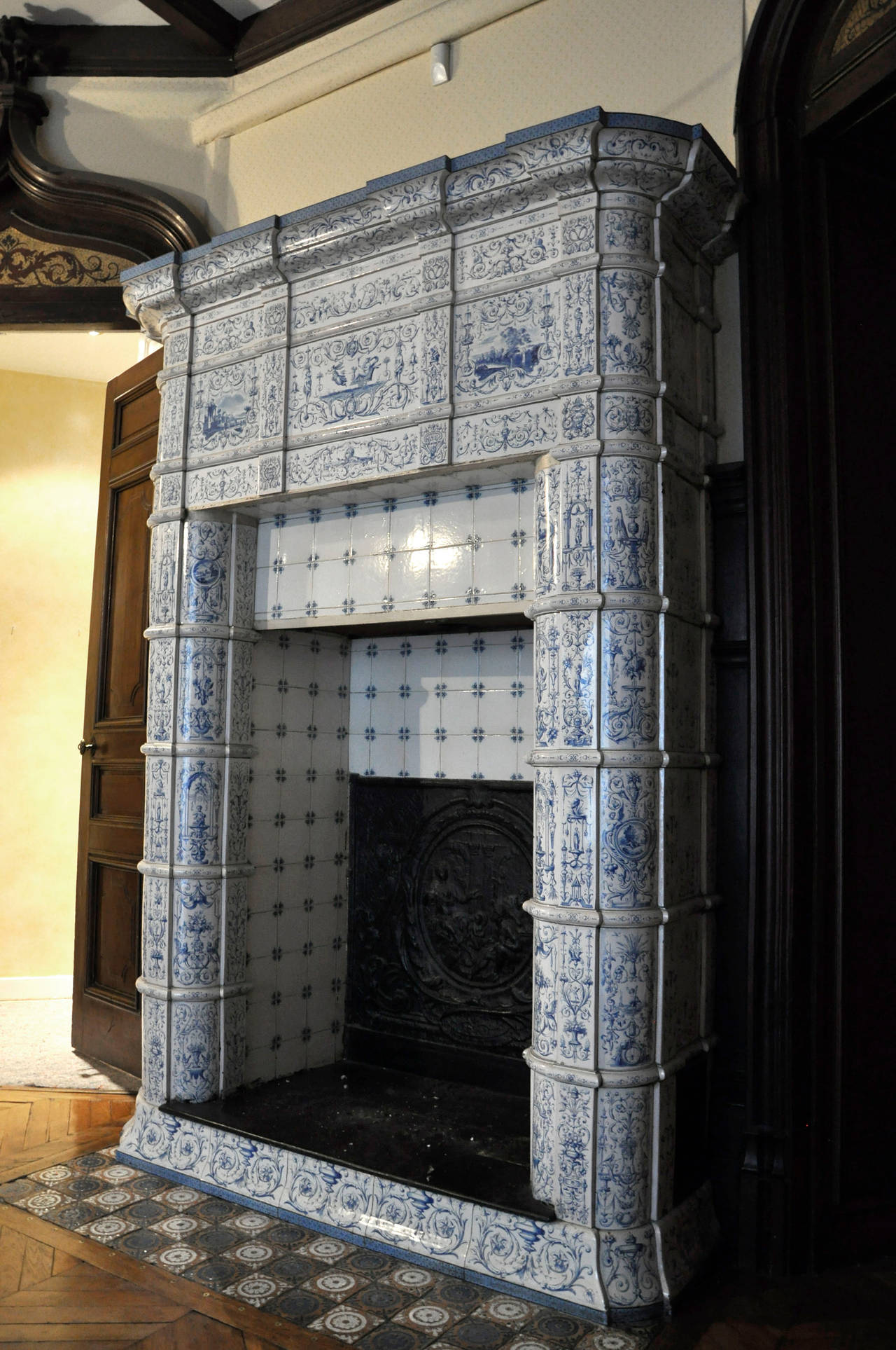 Camino antico in ceramica con decorazioni blu su sfondo bianco, XIX secolo In condizioni buone in vendita a Saint Ouen, FR