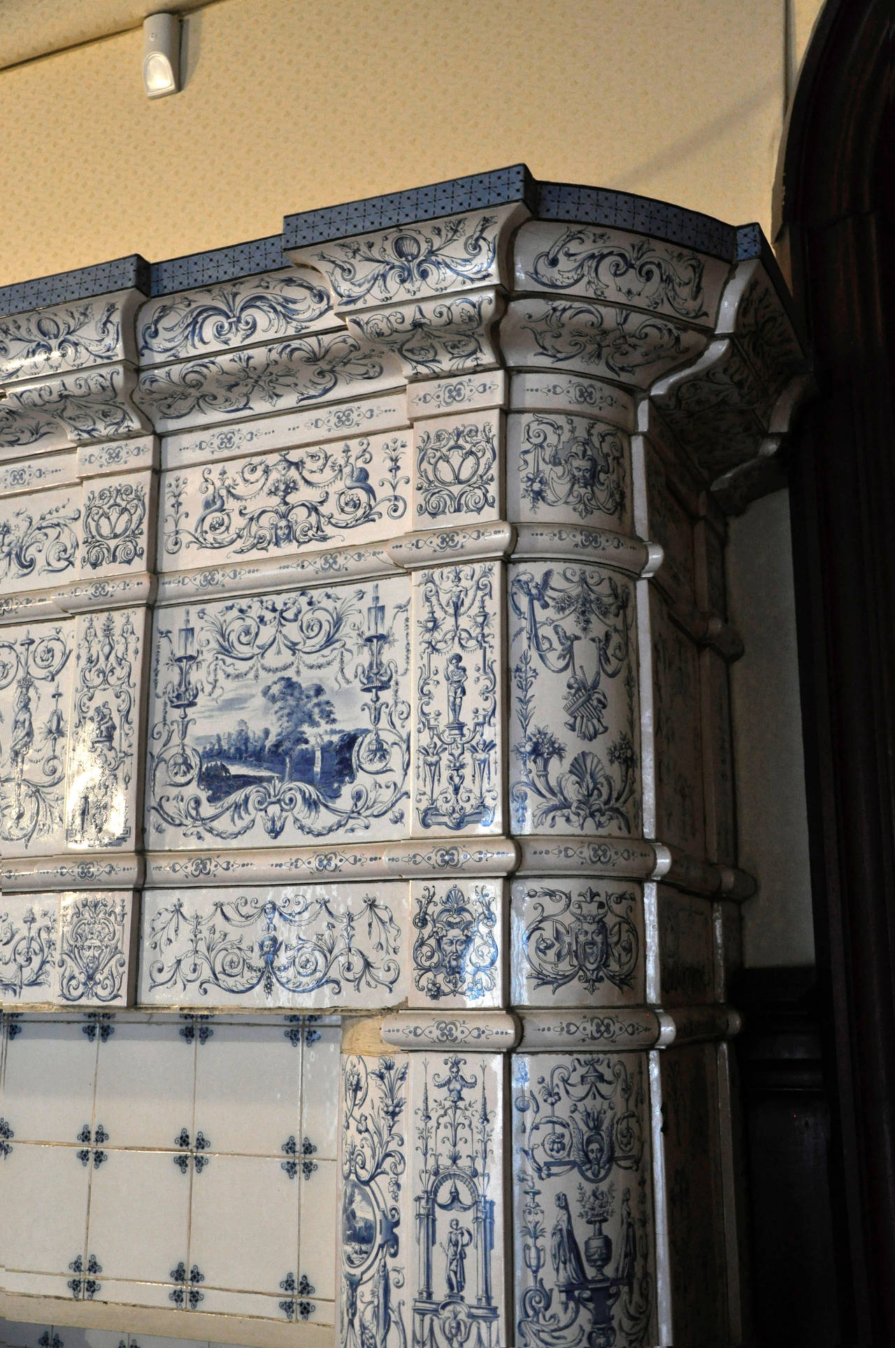 Ceramica Camino antico in ceramica con decorazioni blu su sfondo bianco, XIX secolo in vendita
