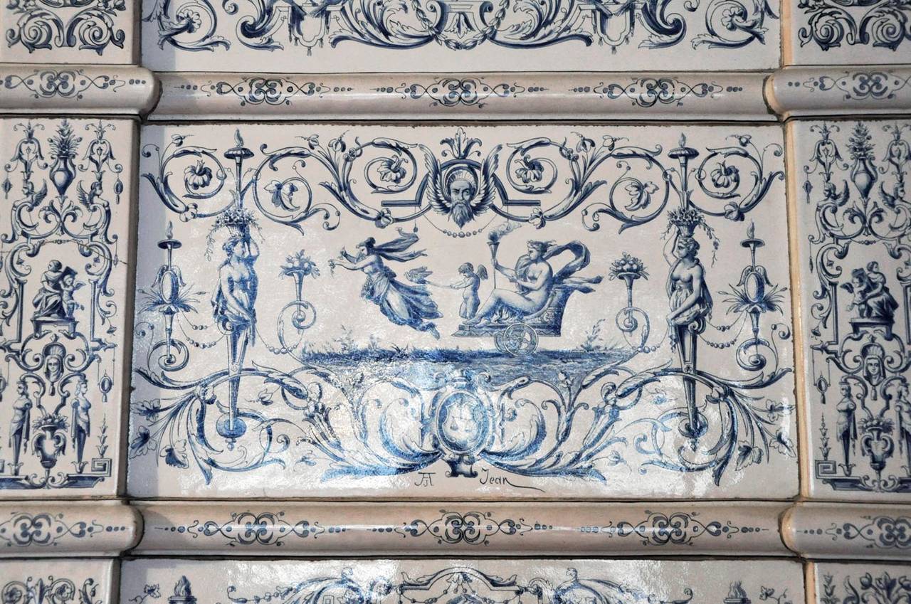 Napoleone III Camino antico in ceramica con decorazioni blu su sfondo bianco, XIX secolo in vendita