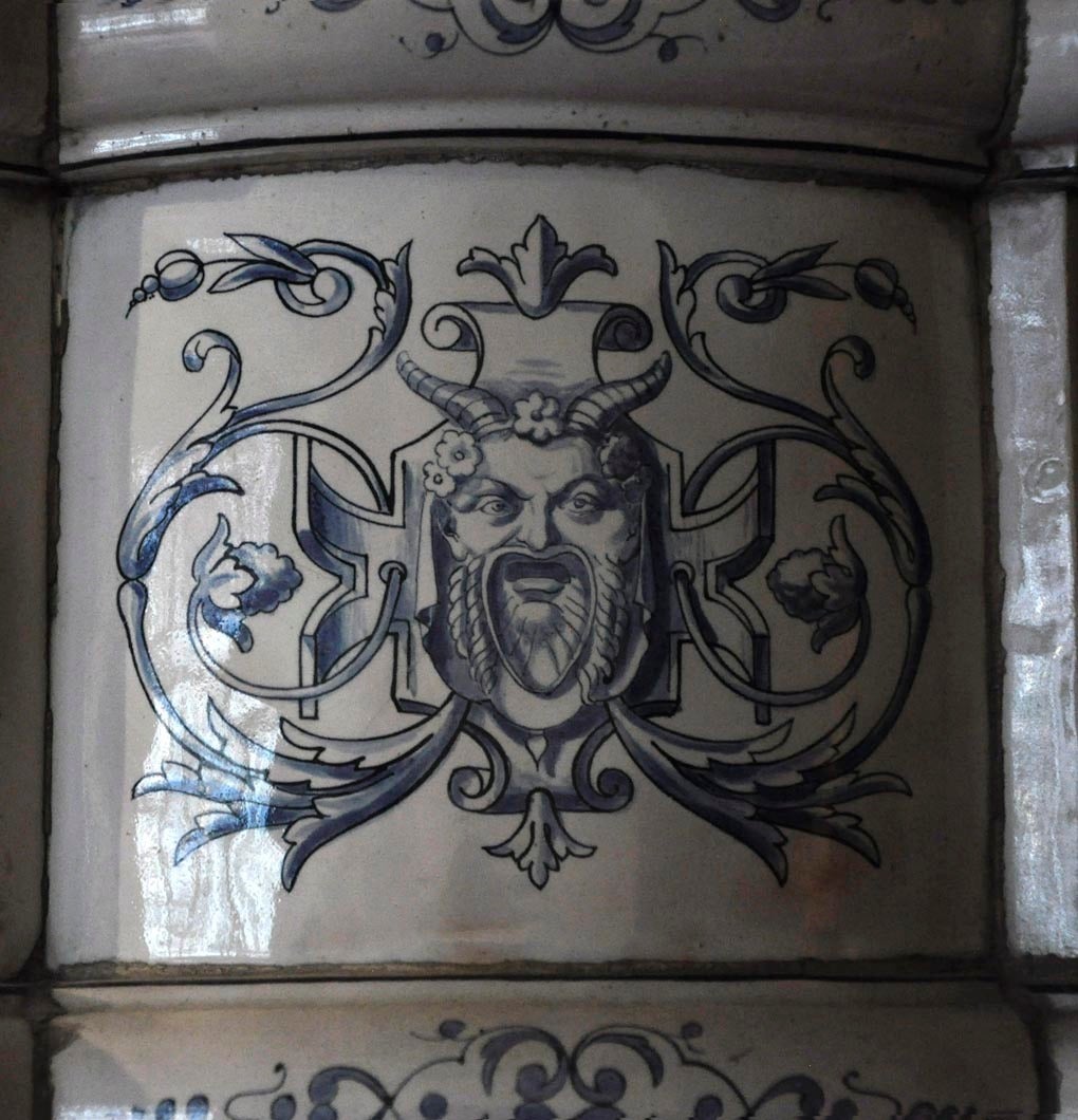 Camino antico in ceramica con decorazioni blu su sfondo bianco, XIX secolo in vendita 1