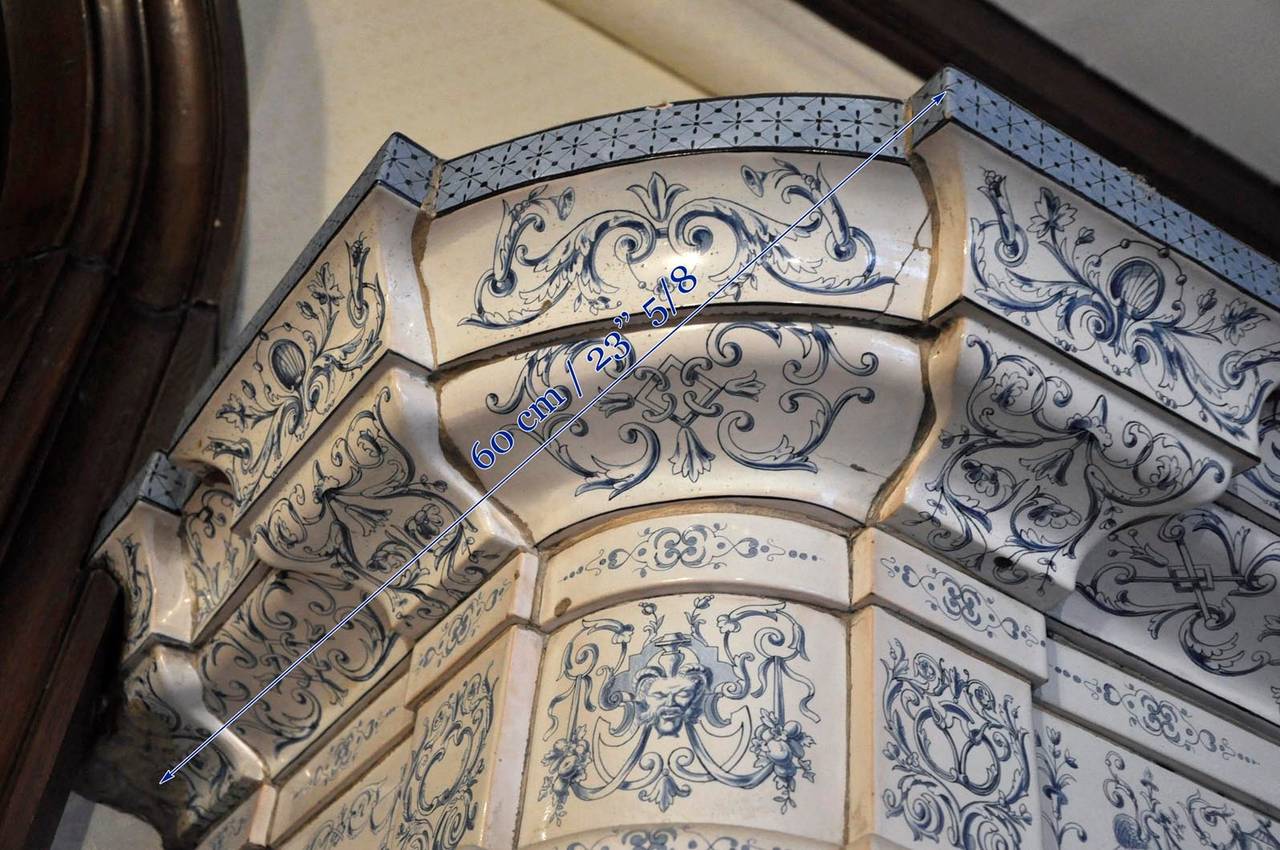 Camino antico in ceramica con decorazioni blu su sfondo bianco, XIX secolo in vendita 3