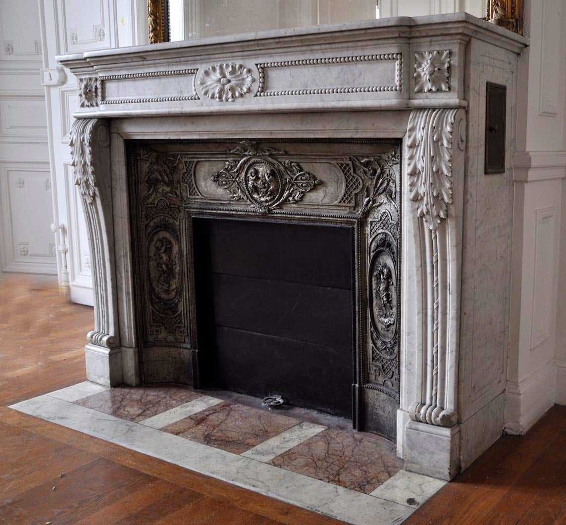 Antique Louis XVI Style Fireplace with Acanthus Décor, Carrara Marble In Good Condition In Saint Ouen, FR
