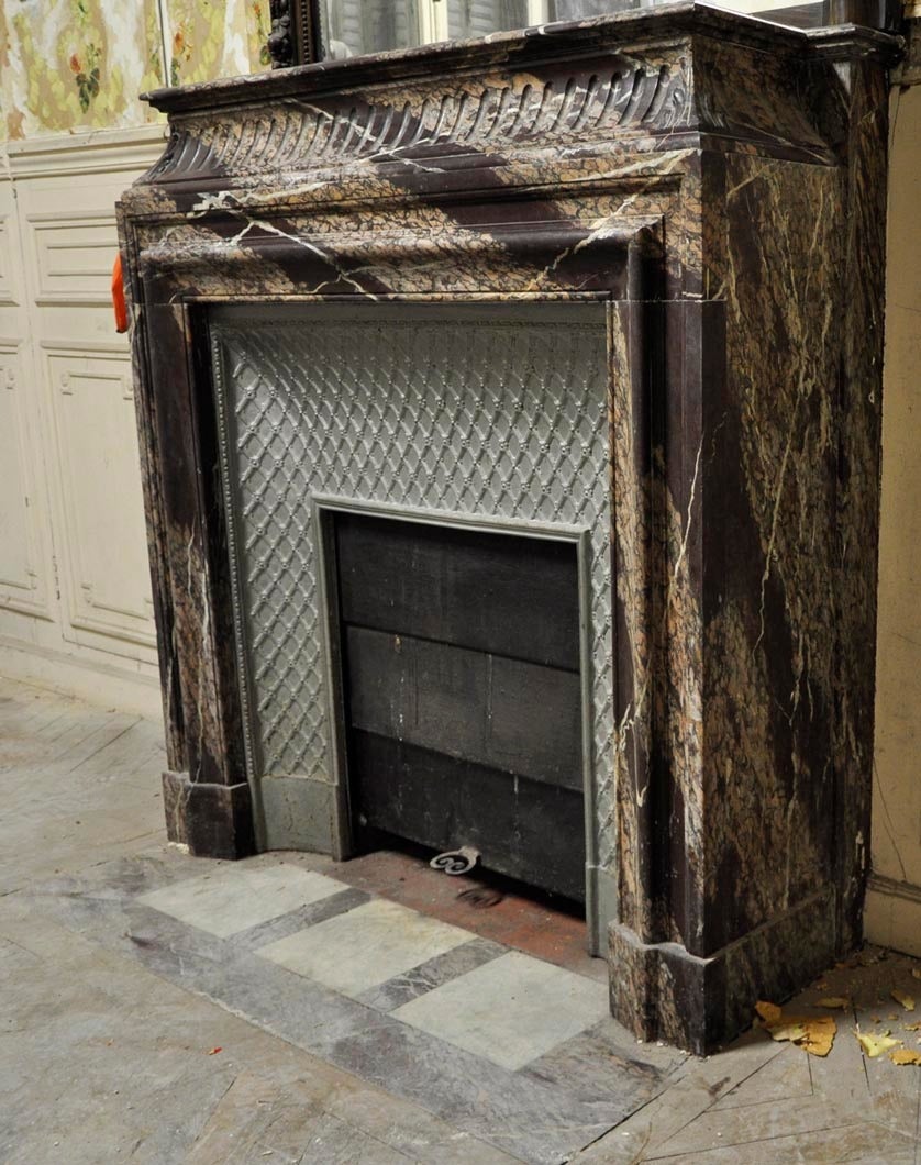 19th Century Louis XIV Style Fireplace with Acroterion, Campan Marble In Excellent Condition For Sale In Saint Ouen, FR