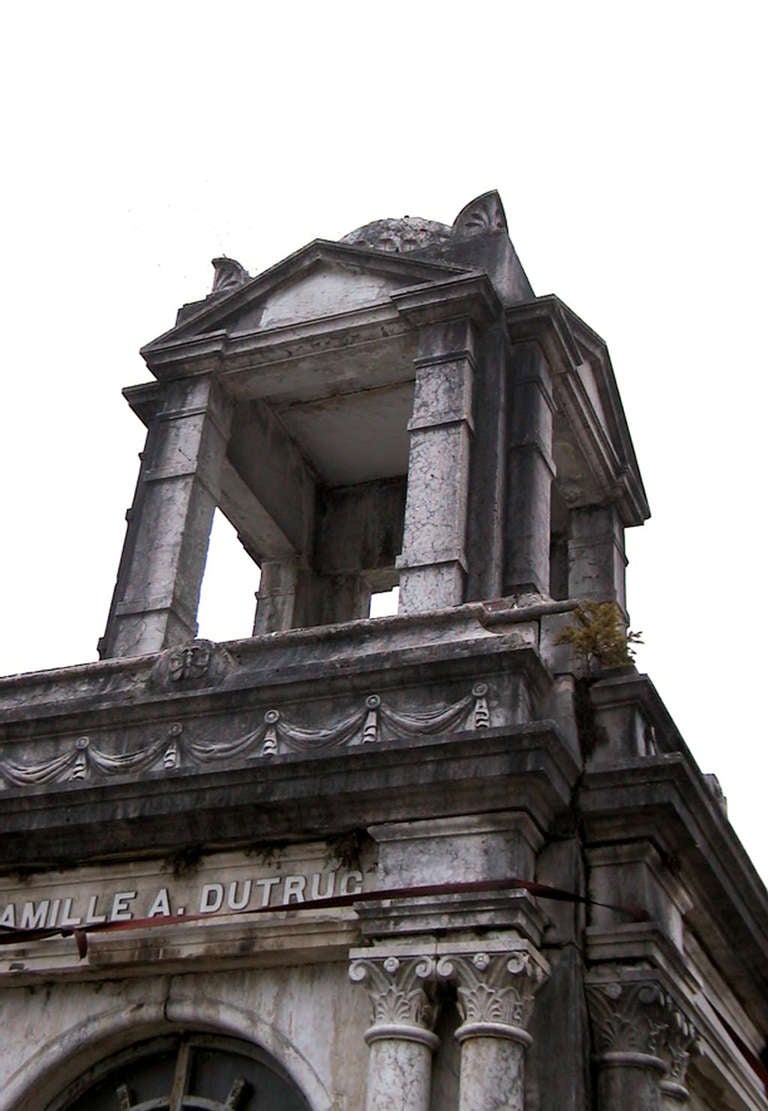 Mausoleum of the Dutruc Family circa 1880 In Fair Condition For Sale In Saint Ouen, FR