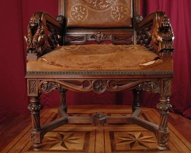 Neo-Gothic Armchair of Carved Walnut and Embossed Leather, 19th Century In Good Condition In Saint Ouen, FR