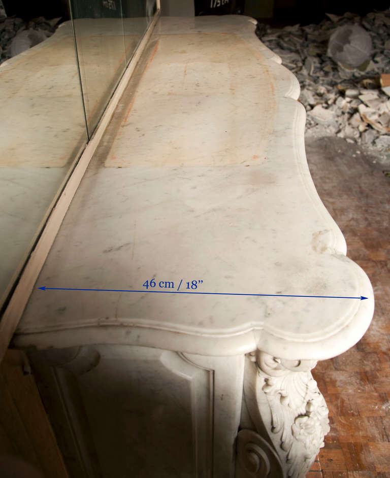 Antiker opulenter Kamin aus weißem Carrrara-Marmor im Louis-XV-Stil 2