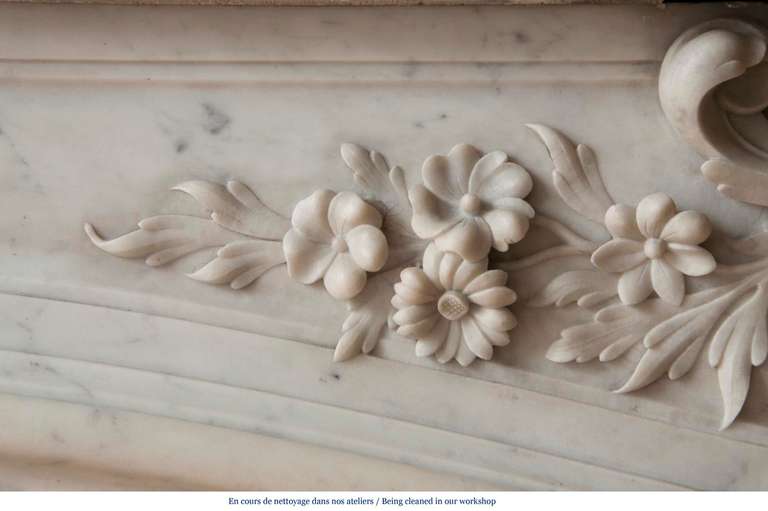 Antiker opulenter Kamin aus weißem Carrrara-Marmor im Louis-XV-Stil (Französisch)