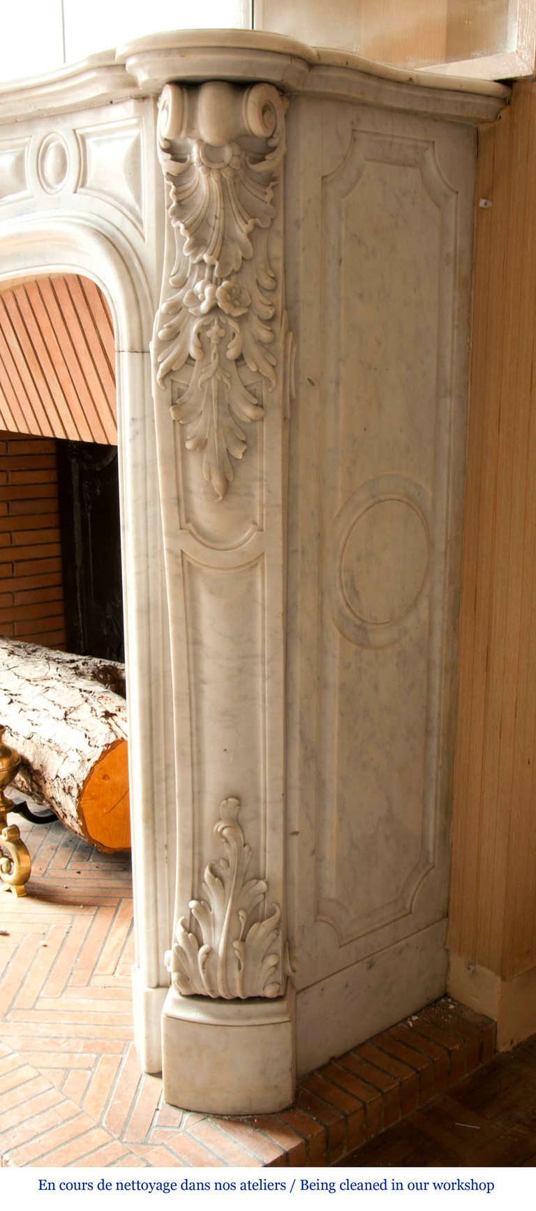 Antiker opulenter Kamin aus weißem Carrrara-Marmor im Louis-XV-Stil im Zustand „Gut“ in Saint Ouen, FR