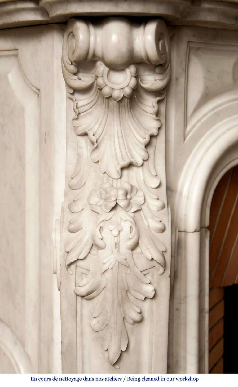 Antiker opulenter Kamin aus weißem Carrrara-Marmor im Louis-XV-Stil 1