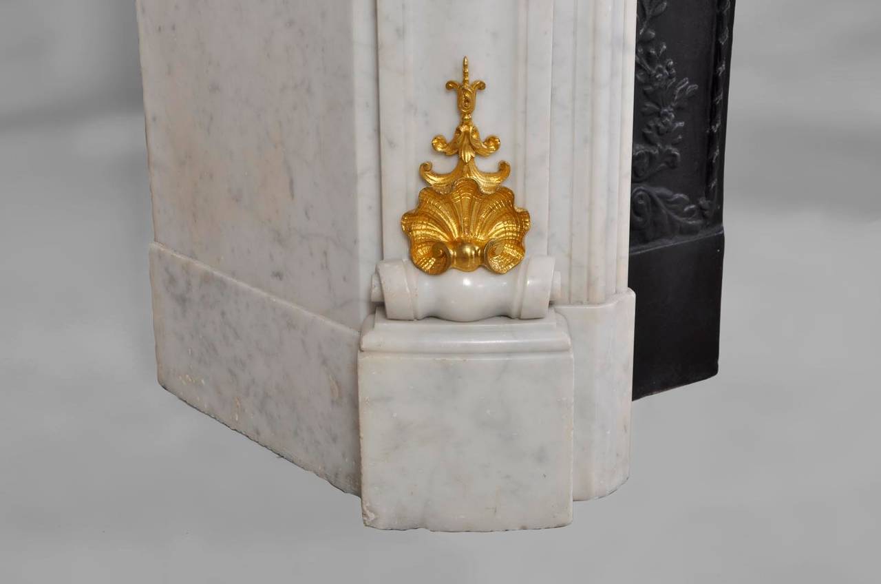 Louis XV Style White Carrara Marble Fireplace with Gilded Bronze Ornaments In Excellent Condition In Saint Ouen, FR