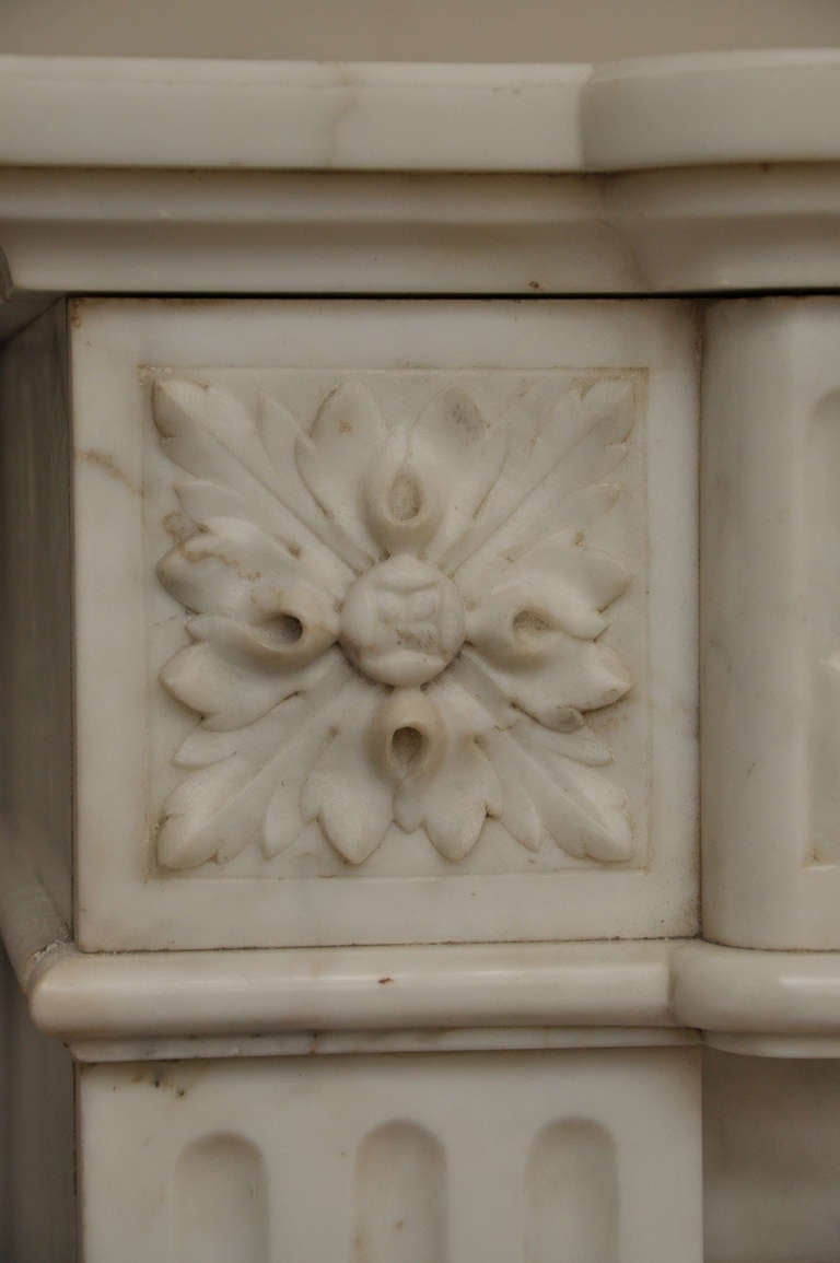 Antique Louis XVI Style Fireplace in Semi Statuary Carrara Marble In Good Condition In Saint Ouen, FR