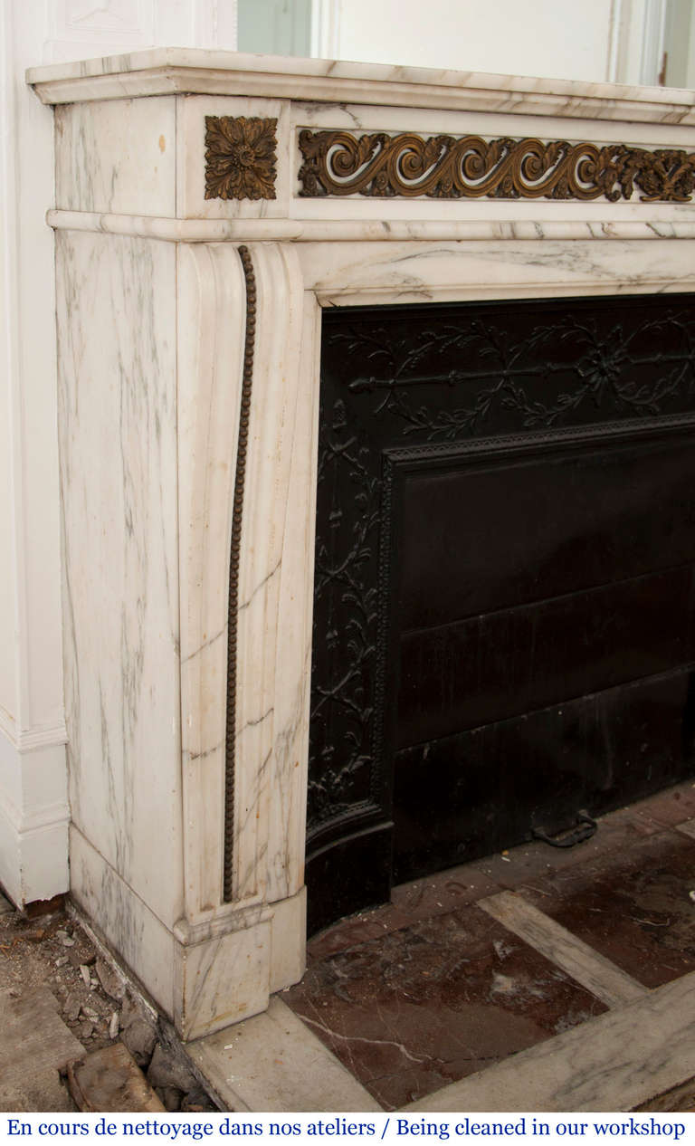 Louis XVI Style Fireplace with Bronze Sculptures made of Arabescato Marble In Good Condition In Saint Ouen, FR