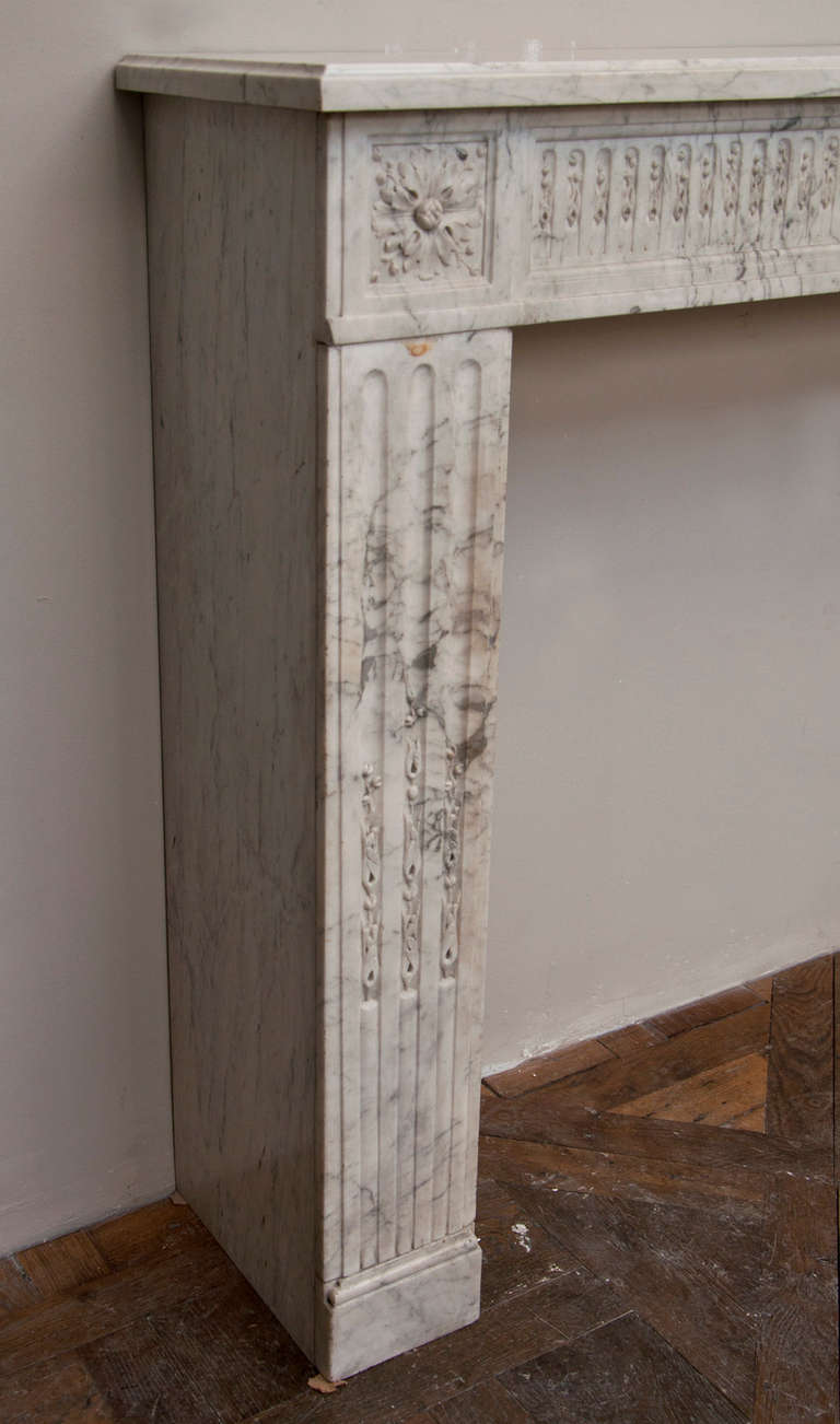Antique Louis XVI period fireplace made out of Carrara marble, 18th c. In Good Condition In Saint Ouen, FR