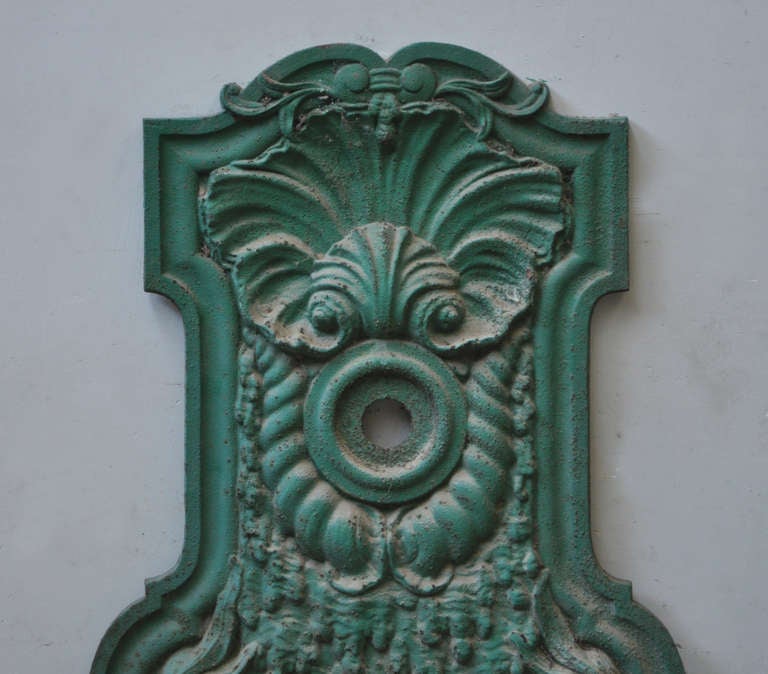 Cast iron fountain figuring a grotesque face in Italian style. Probably French. 
Period: 2nd half of the 19th century. The painting has a good patina of the time.