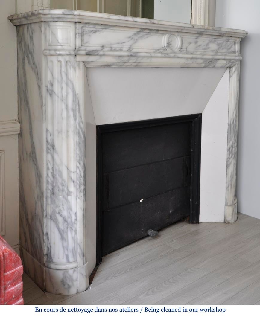 French Antique Louis XVI style fireplace in Arabescato marble with round corners For Sale