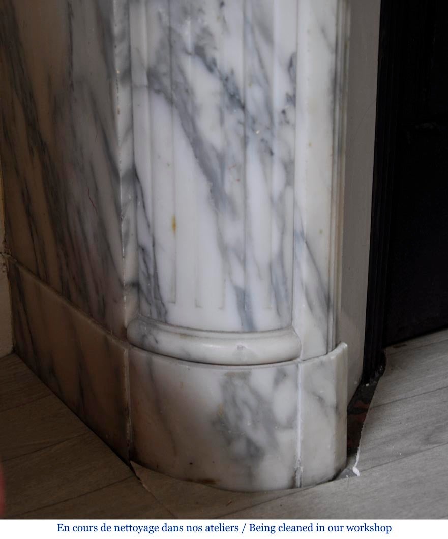 Antique Louis XVI style fireplace in Arabescato marble with round corners In Good Condition For Sale In Saint Ouen, FR