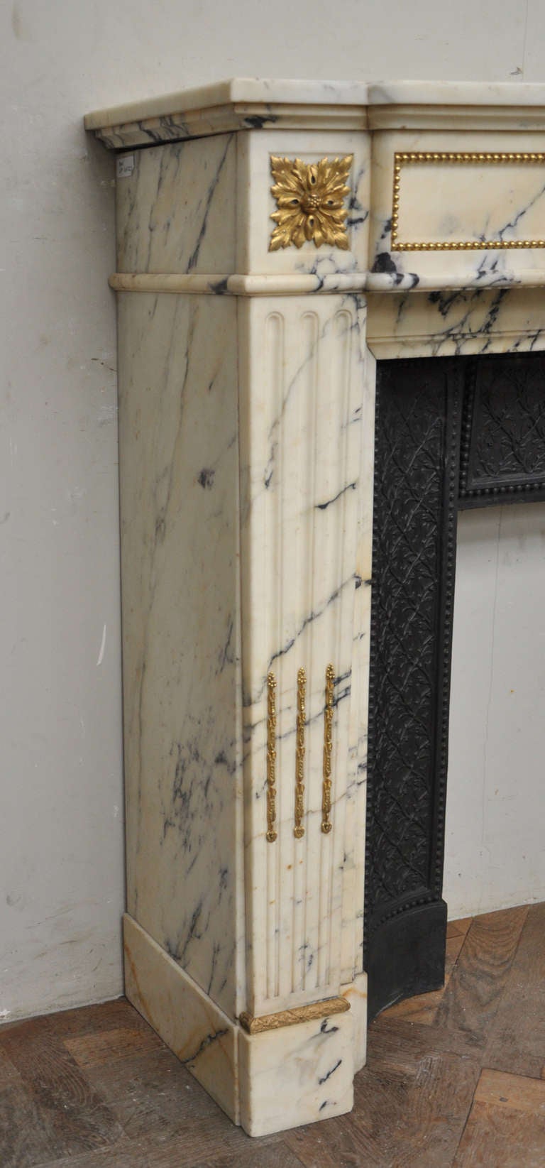 Louis XVI style antique fireplace in Panazeau marble and bronze In Excellent Condition In Saint Ouen, FR