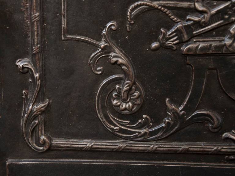 Large Antique Cast Iron Fireback with Torch and Quiver Decor In Good Condition In Saint Ouen, FR