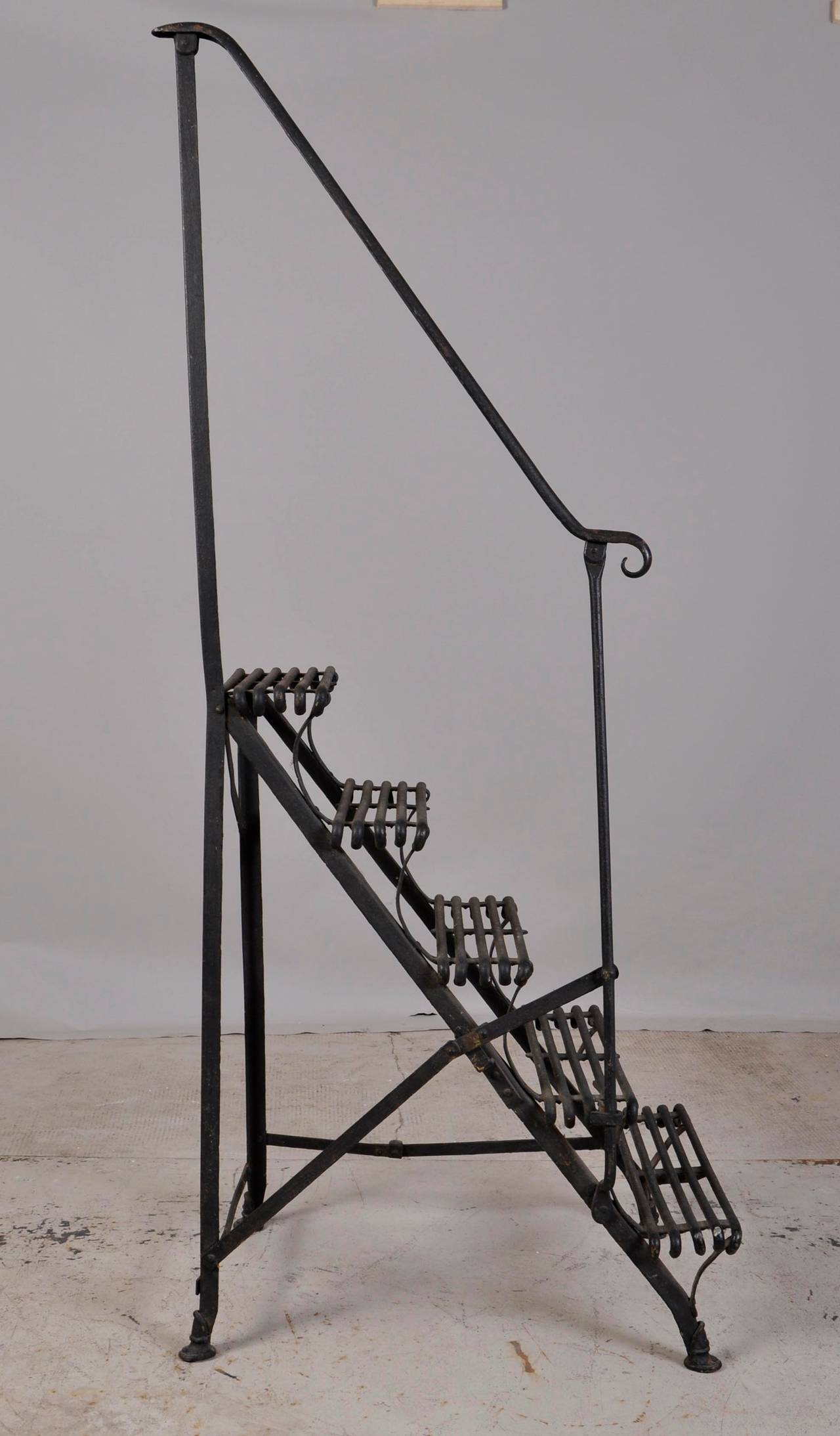 This antique and rare greenhouse stepladder was made in Arras bent iron (from the name of the city in the North of France). It was realized in the late 19th century. This stepladder is pliable.