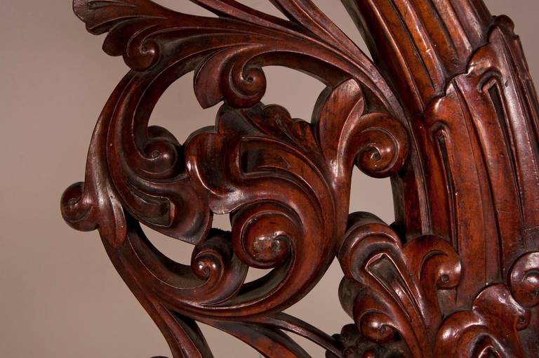 Antique Stair Banister Made Out of Mahogany Wood with Carved Griffin In Excellent Condition In Saint Ouen, FR