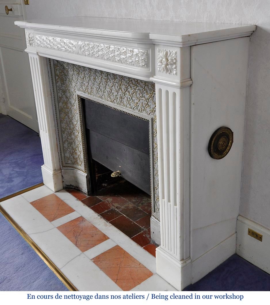 Antique Louis XVI Style Fireplace in Statuary Carrara Marble, 19th Century In Excellent Condition In Saint Ouen, FR