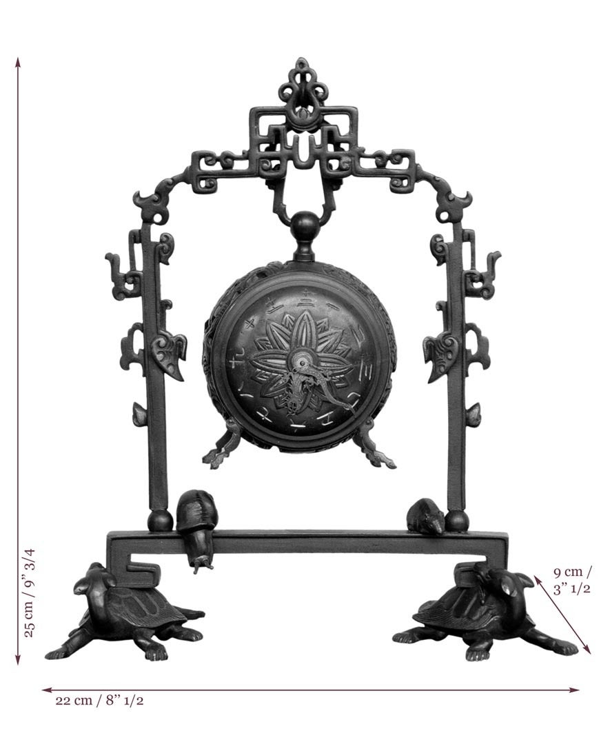 Chinese-style portico clock decorated with turtles, 19th c. In Good Condition In Saint Ouen, FR