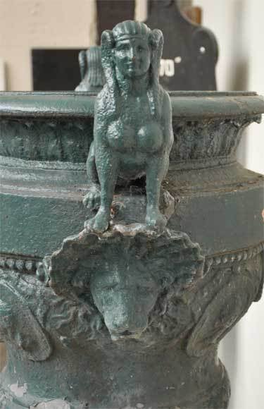 Antique cast iron vase with two sphinxes For Sale 1