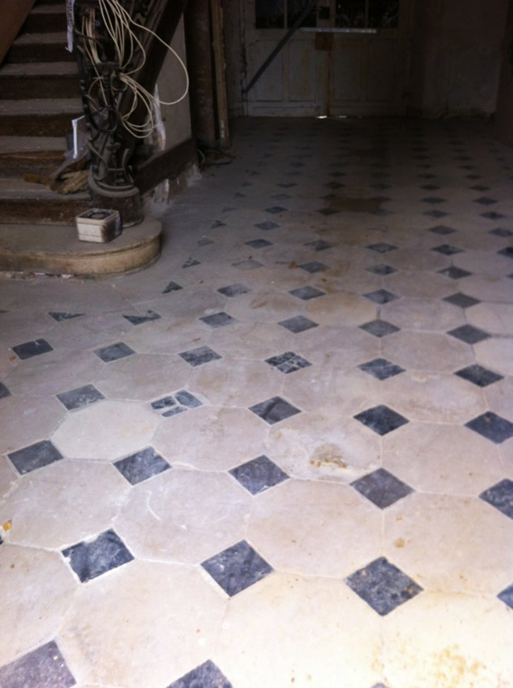 This antique cabochon floor  in Saint-Maximin Stone and Black from Belgium marble.
This floor comes from a Chateau in Beauvais (France).  Period 18th century
There are 100 square meters available.