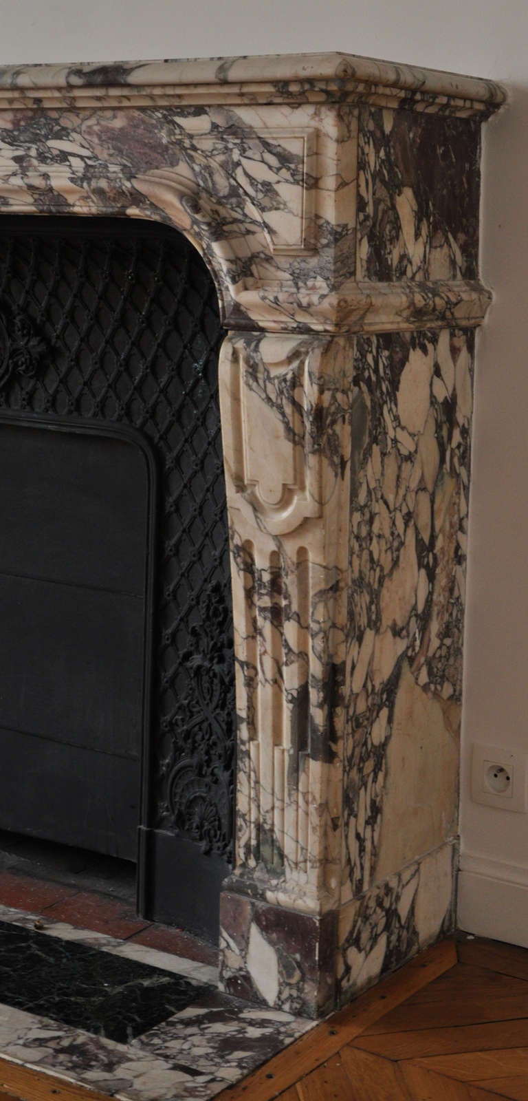 Antique Regence Style Fireplace in a Rare Breche Purple Marble, 19th Century In Good Condition In Saint Ouen, FR