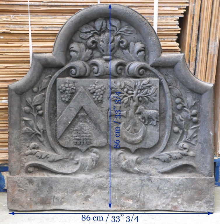 Cast iron fireback from the 18th century with coat of arms 3