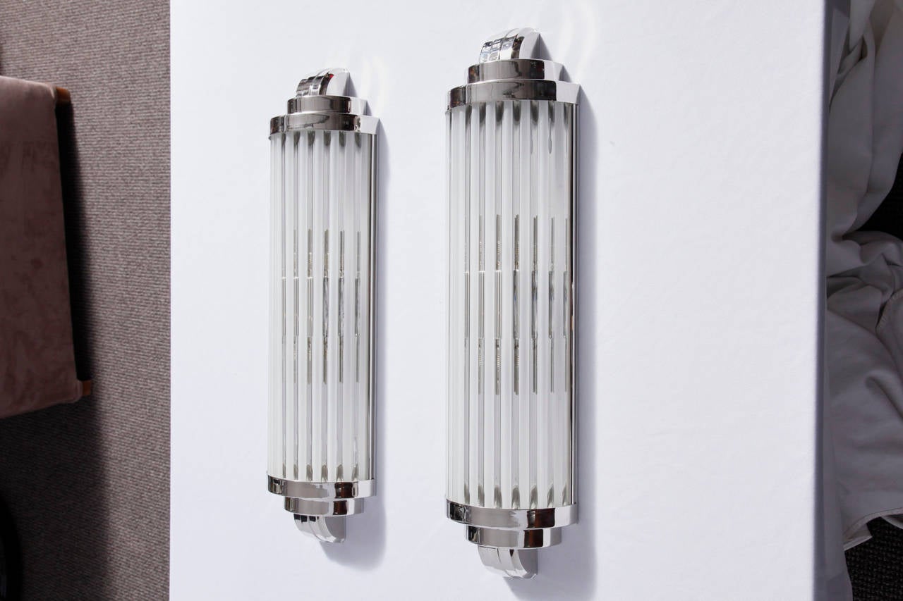 A very elegant pair of modernist scones Petitot, glass rods and nickel-plated metal frame.