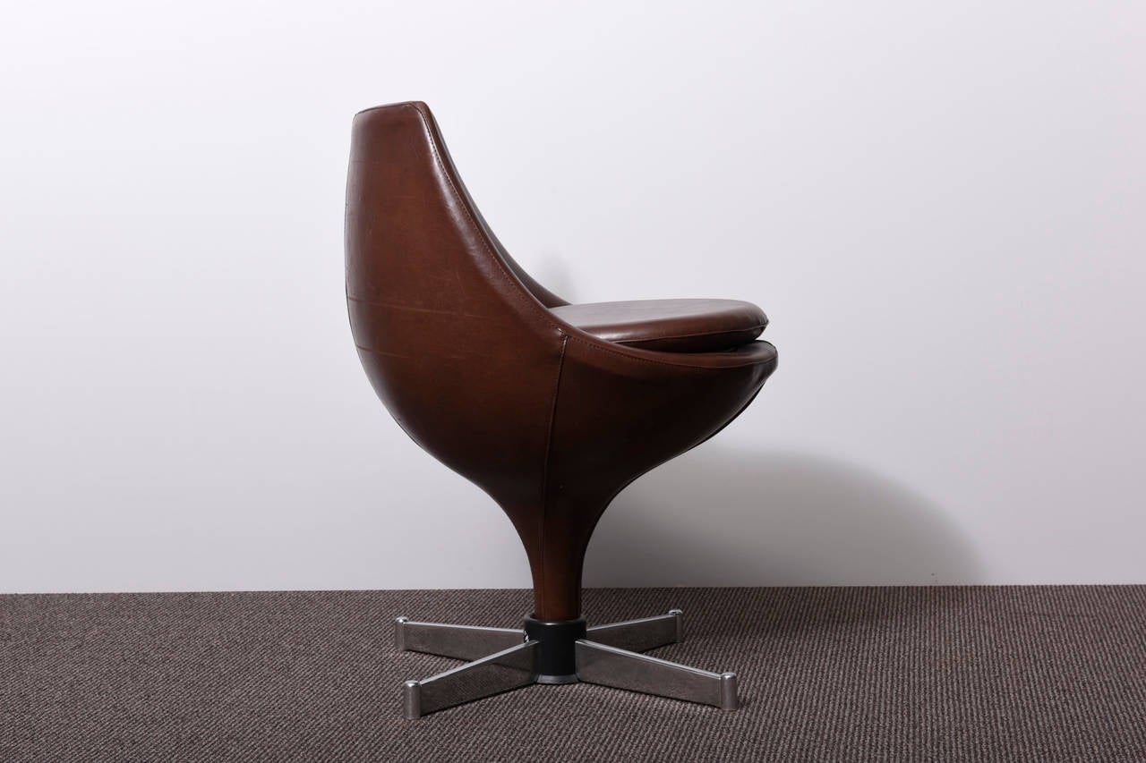 Pierre Guariche, the French designer, designed the model Polaris in 1965 for Meurop, Belgium.
This model was very much like the Tulip chair by Eero Saarinen, which was designed ten years earlier.
Guariche used exclusively faux leather to cover