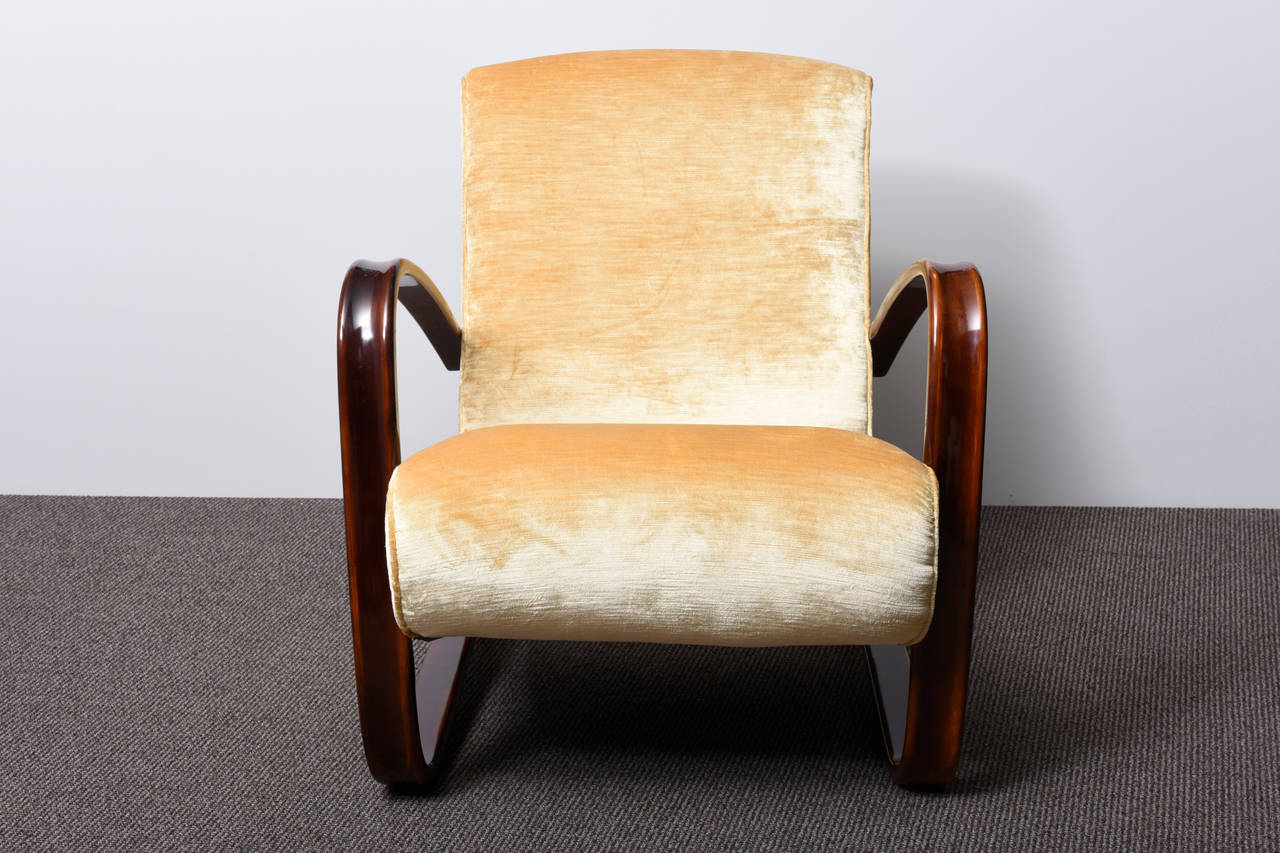 A very elegant pair of armchairs designed by Jindrich Halabala and edited by Thonet in 1930 in the Czech Republic. Model H 269.
Tinted, walnut colored bentwood frame, completely repolished with a lustrous finish and reupholstered with a high