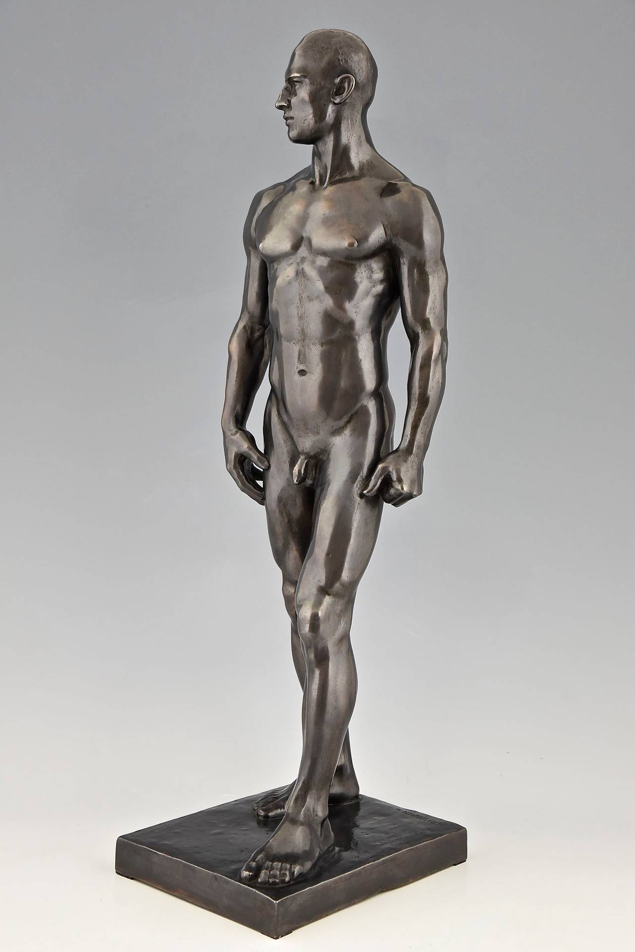Antike Skulptur eines stehenden männlichen Aktes. 
Von Hans Retzbach:: Deutscher 1887-1976. 
Unterschrift: H. Retzbach 19. 
Datum: 1919. 
Material: Patiniertes Messing. 
Herkunft: Deutschland. 
Größe:  
H 25::2 Zoll x L 8::3 Zoll x B 7::5 Zoll. 
H