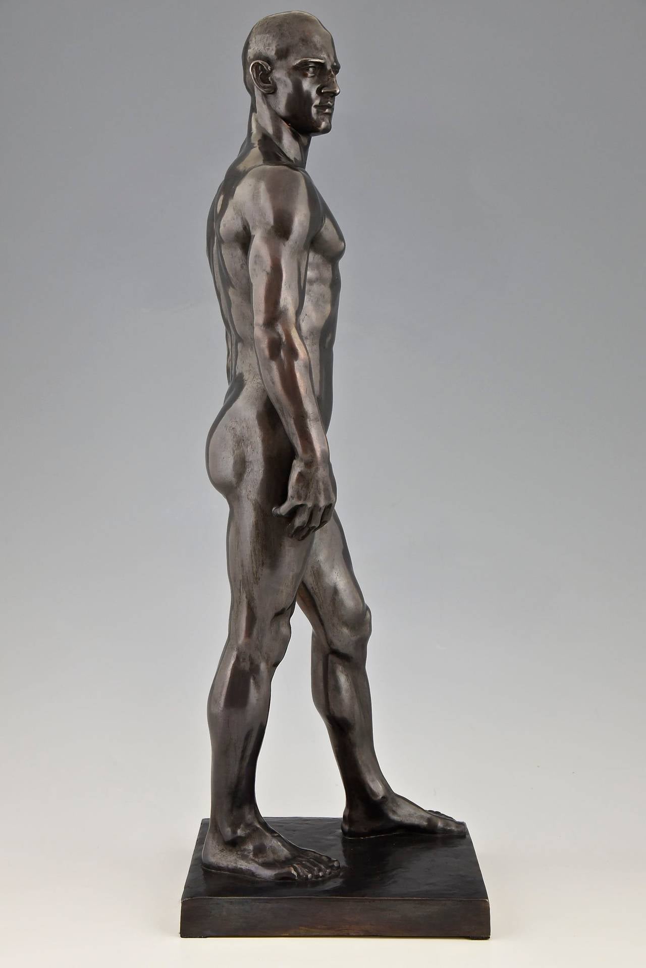 Antike Skulptur eines männlichen Aktes von Hans Retzbach:: Deutschland:: 1919 (Patiniert)