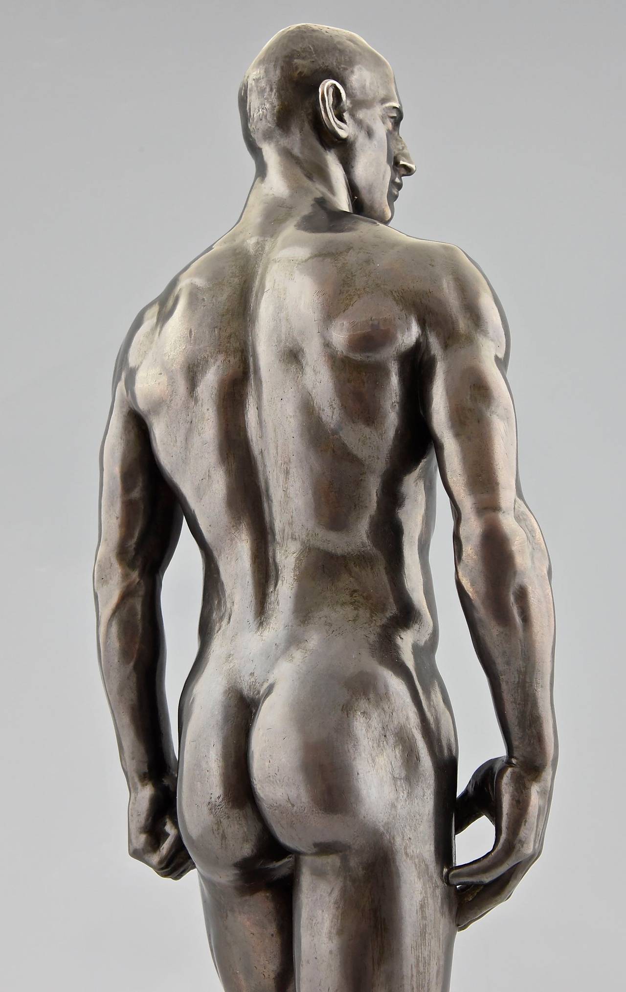 Antike Skulptur eines männlichen Aktes von Hans Retzbach:: Deutschland:: 1919 (Messing)