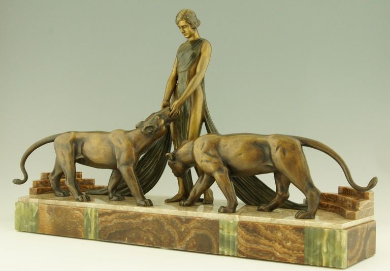 Impressionnant bronze Art Déco Femme avec panthères par A. Ouline.
