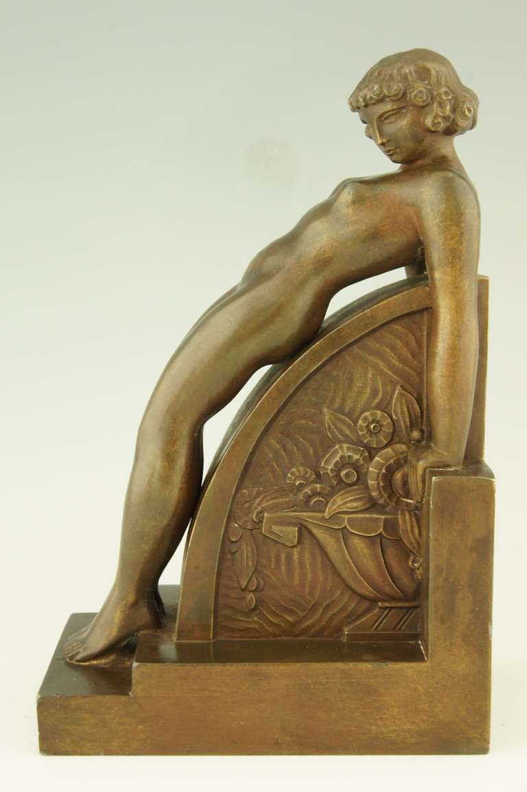A pair of Art Deco bookends with nudes by F. Bazin 2